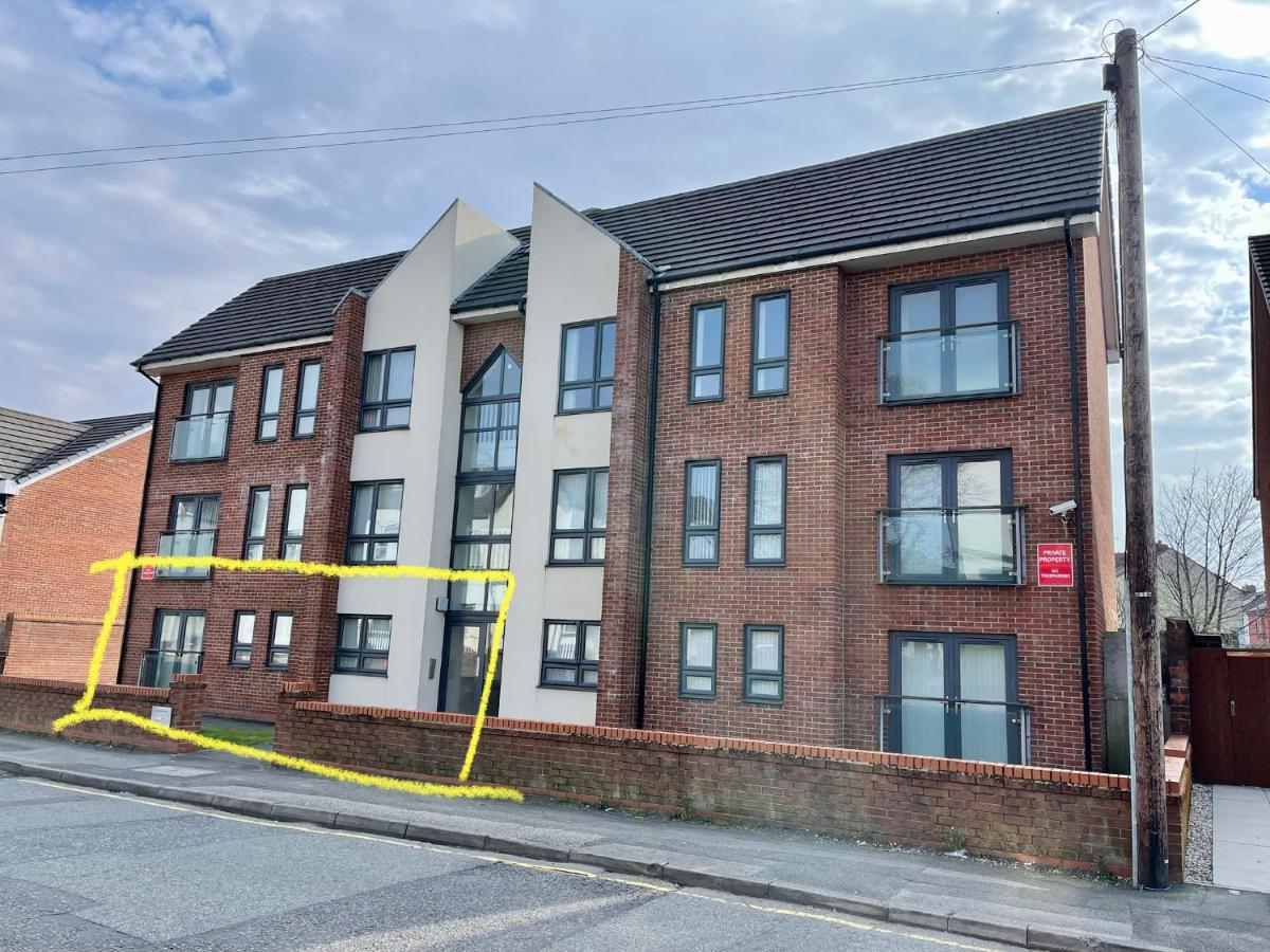 Modern, Quiet, Sleeps 10, Anfield, Tourists, Apartment *